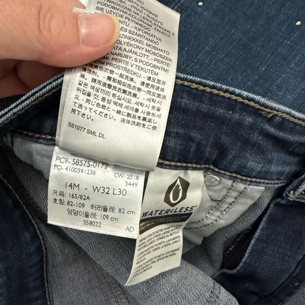 Women's Levi’s Jeans with Embellishments - Picture 9 of 9